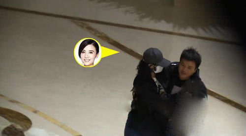  『回房』宋佳深夜醉酒被拍 疑被男友搀扶搂抱回房