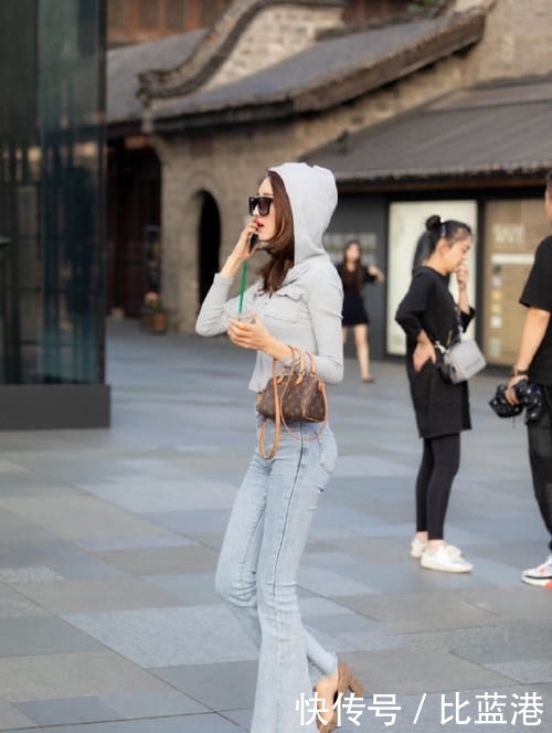 『偶遇』街拍:成都街头偶遇的美女,这牛仔裤也太好看了吧!被种草了!