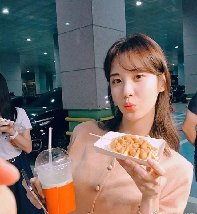 徐贤穿这条裙子前后都开叉了,却被鞋子抢镜,脚上创可贴惹人心疼