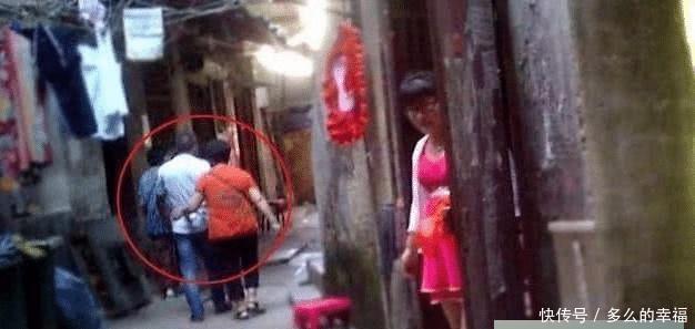 火车站总有好多“拉客”大妈，25块住一晚，这其中有啥“猫腻”？