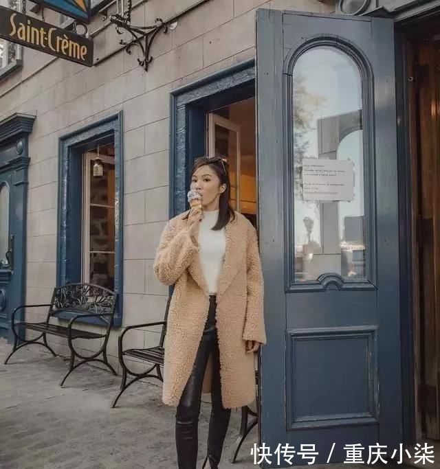 「运动鞋的搭配」“短靴”不受宠了,春天“长大衣+运动鞋”最流行,时髦还显高