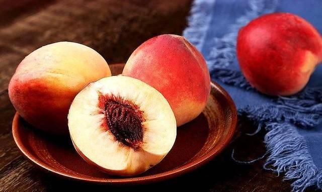  「桃树」农村一种作物以前不值钱，现采用科学种植后，市场上一斤卖到8元