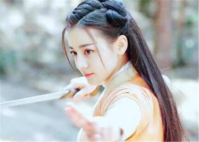 热巴高颜值离不开“龙须刘海”，却不知她的发际线这么高！