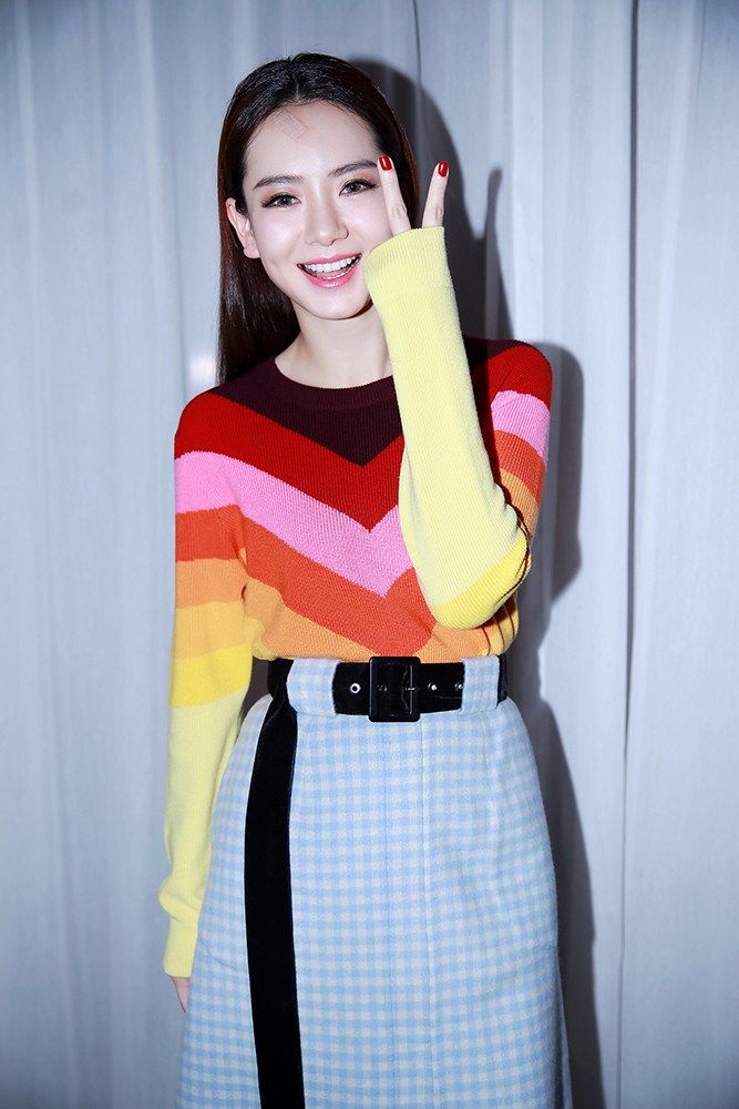 戚薇发布会秀美腿，网友:纵有美人千千万，“戚爷”长腿占一半!