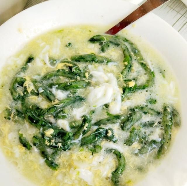 蔬菜:孩子不爱吃蔬菜怎么办?教你一招,不用料理机也能做蔬菜面!