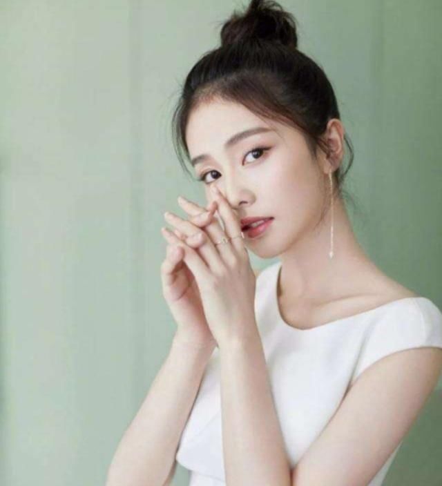  【脸上】脸上有这3处“特征”的女生，并不适合披发，露出五官更女神！