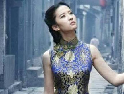 宋佳、陈数穿旗袍韵味十足，身材完美，47岁的她反而更少女！