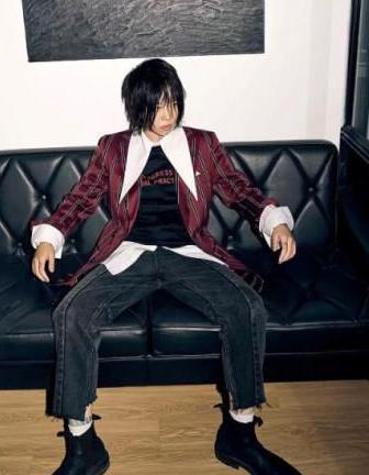 窦靖童大胆放飞自我，竟然越穿越不着调，网友：简直给王菲丢脸！