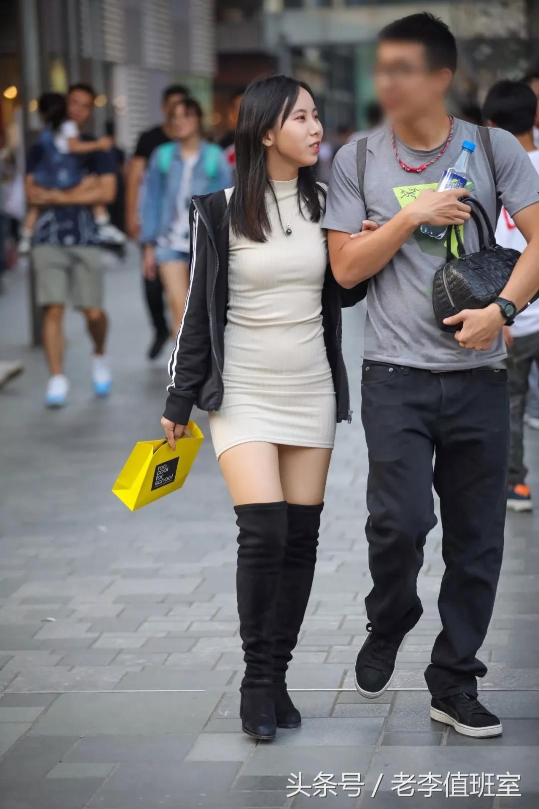 街拍:轻盈步伐姗姗而来身材丰满体态风韵的性感翘臀美女