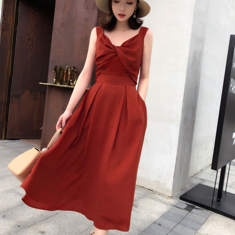 小个子就爱穿连衣裙，透着清凉感的吊带裙，模样更清新