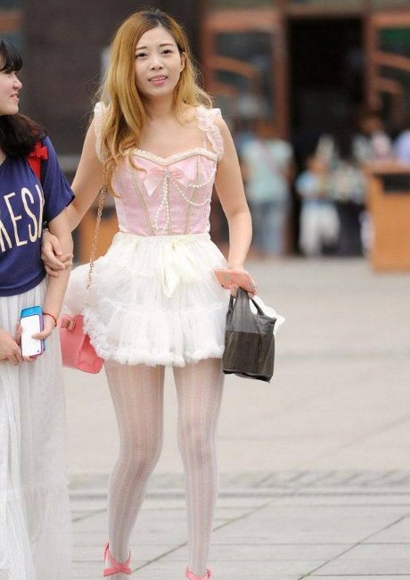 街拍:有图2美女员工,老板肯定爱上班,给图三500,不能再多了