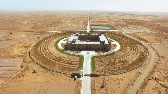  「中国」中国这款特种车成功问世，固沙技术十分先进，沙漠土地