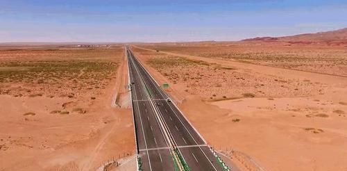  高速■中国最冷清的高速公路，500公里无人区车辆极少，司机都不