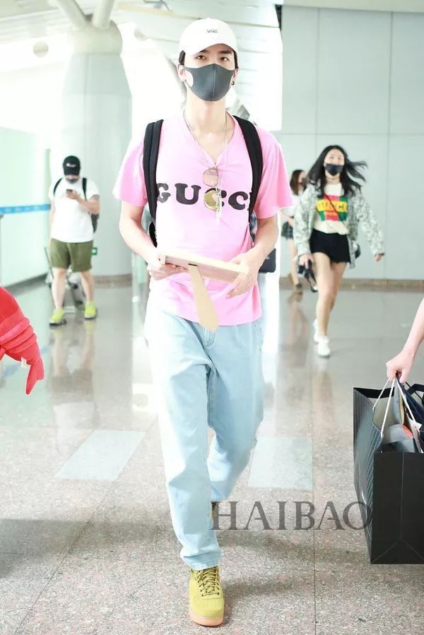 李小璐高调复出靠母女装扮嫩?刘雯一裤两穿太会搭…【海报街拍】