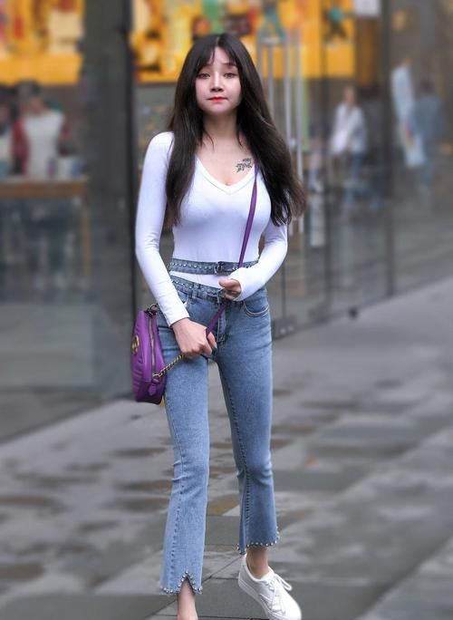  体现|牛仔短裤搭配白上衣，更能体现女性魅力