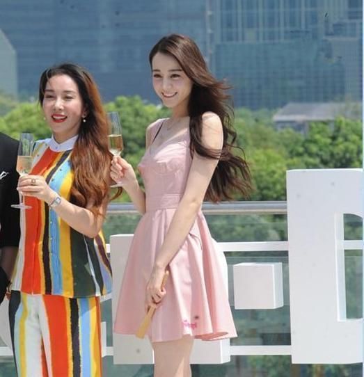 同穿吊带裙，迪丽热巴显苗条，金晨显干瘦 网友直呼：差距啊！