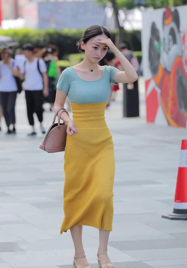 『撞色』时尚针织裙穿搭,鲜艳的撞色搭配,能让自己成为大街上最美的花朵