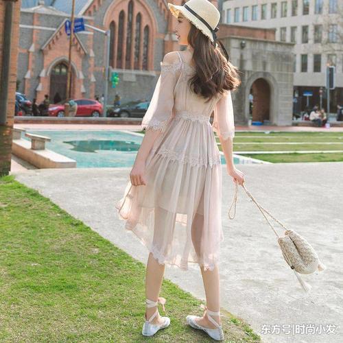 夏天穿吊带裙出街,清爽透气自在无边,你心动了吗?