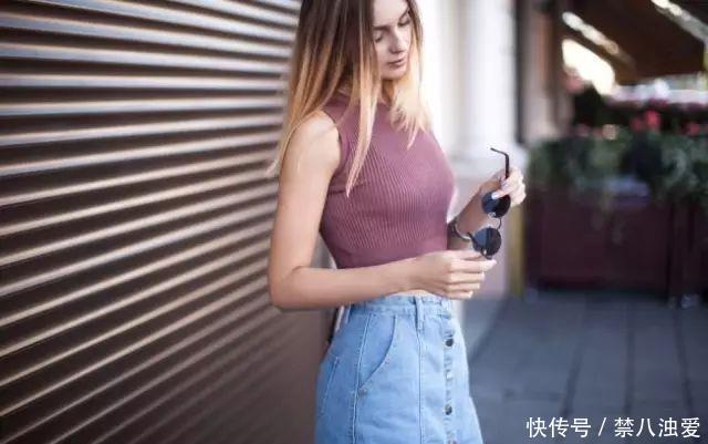 『牛仔半』牛仔裙比牛仔裤更百搭,搭配白色上衣好清爽,直接单穿更有风情