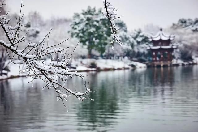 走红网络的杭州西湖雪景,其实400年前有人为此