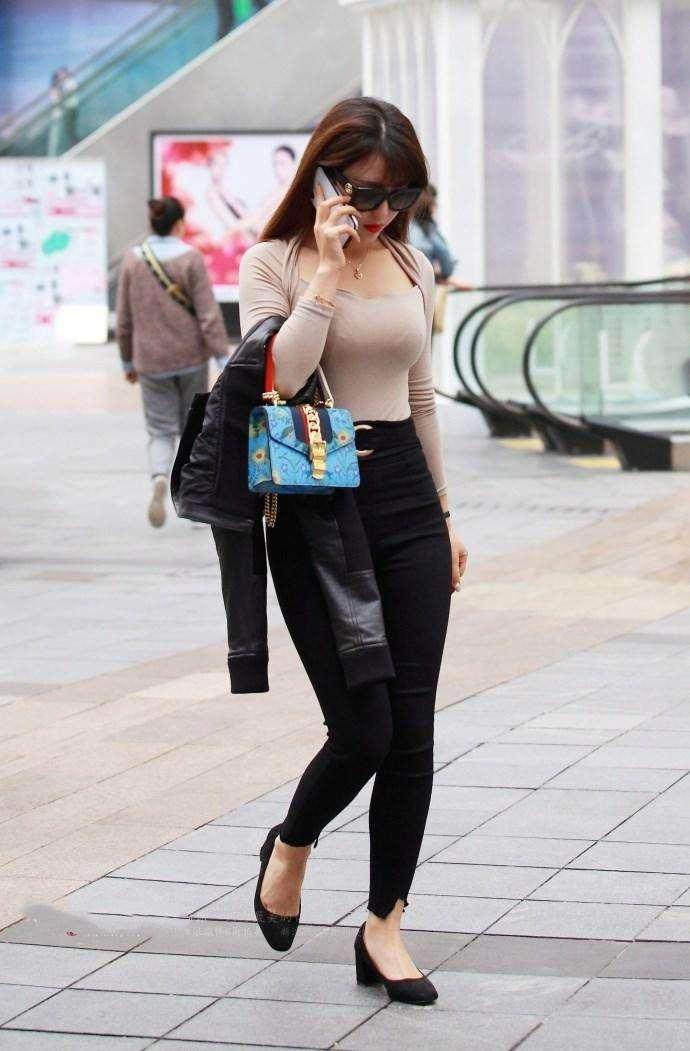 街拍：一种不经意间的美，路人应该也会被这样的美女吸引