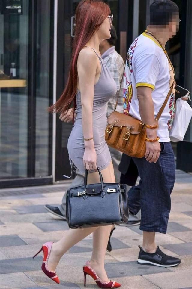 街拍：面庞精致的小姐姐，一身包臀裙，性感和风韵的女人味！