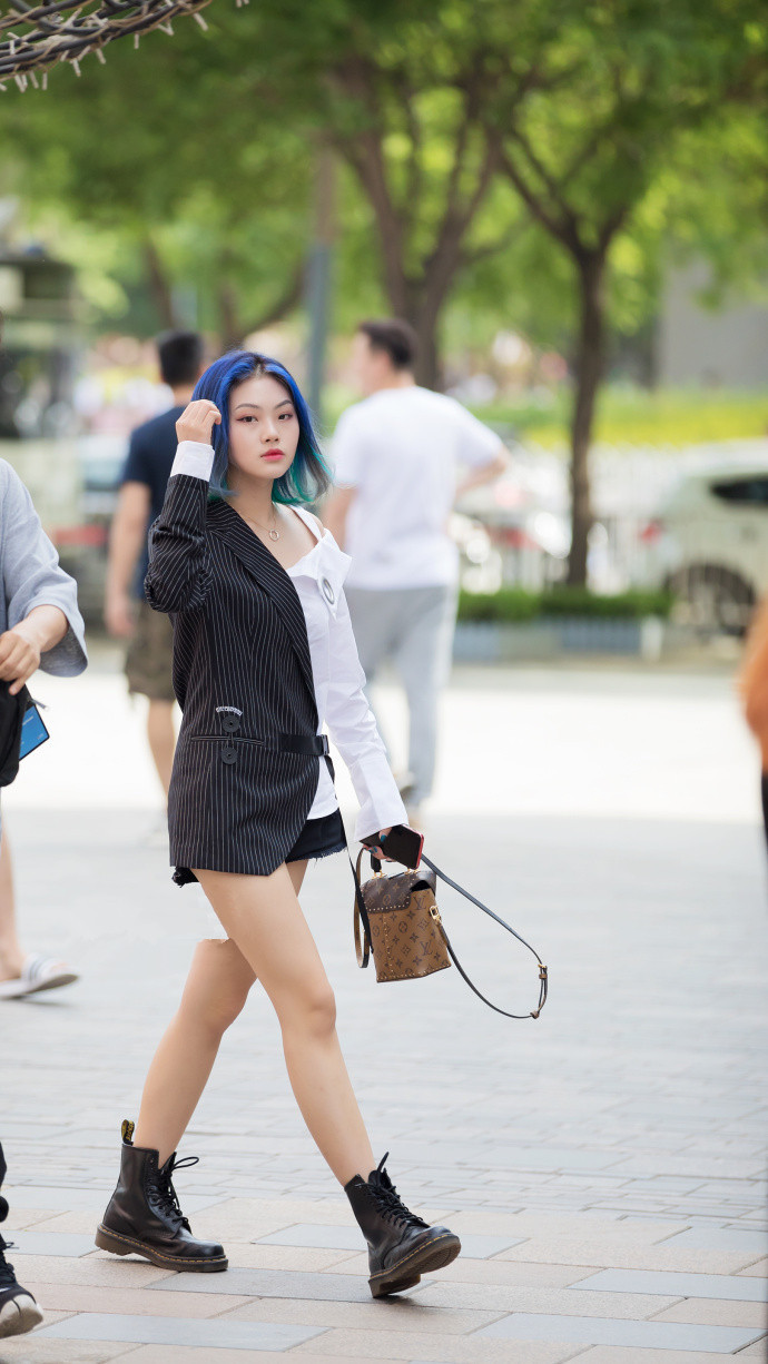 街拍美女，清新靓丽的搭配就是夏日最佳LOOK，知性美最迷人！