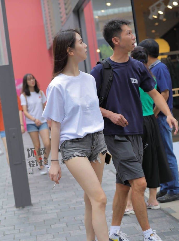 [ 男友]穿着热裤上街，网友：男友不管吗？，看似青春可爱的小美女