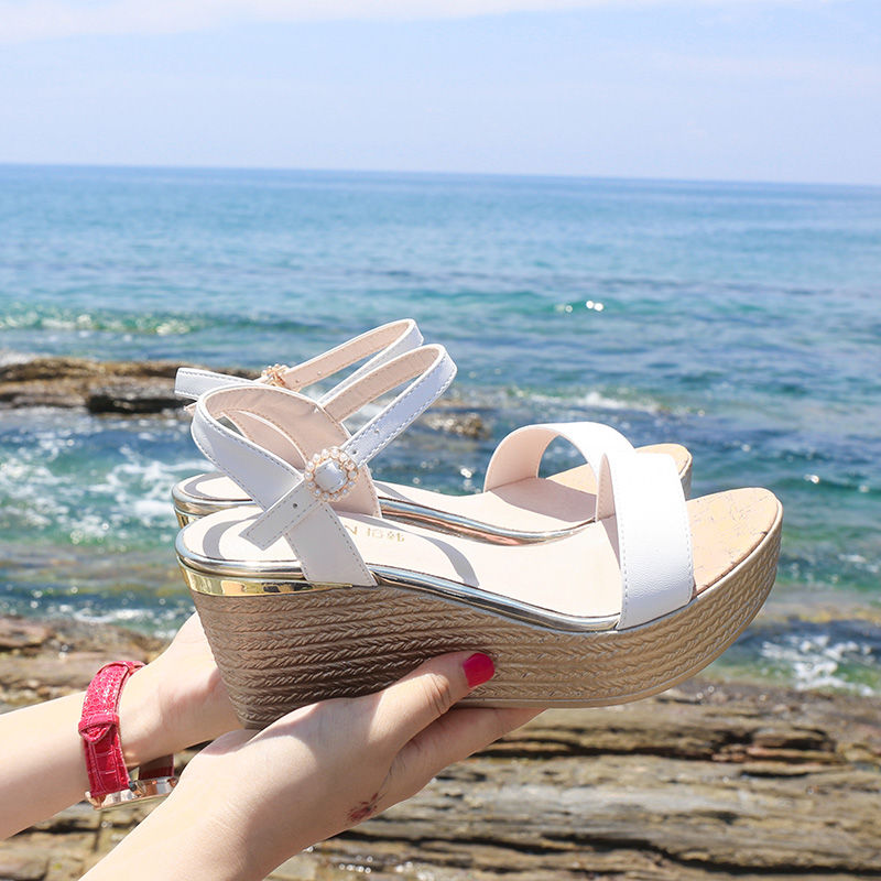 妈妈们不敢穿高跟鞋,但是走不稳?穿上这6双坡跟凉鞋,更显修长