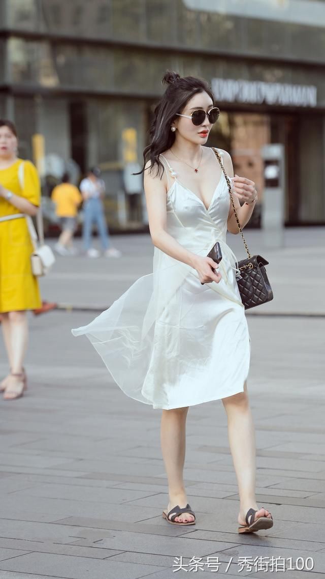 街拍：迷人连衣裙配上淡雅的妆容，美翻了！