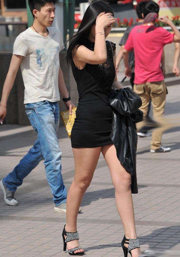 街拍：穿包臀裙的辣妈，紧身设计让身材加分