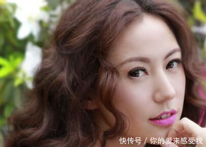 蔡依林粉色长裙出席活动，撞衫刘心悠惨败，深V秀性感都没用！