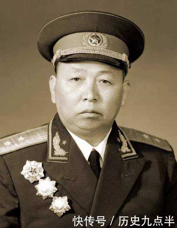 新中国授衔后,一堆上将见此中将,毕恭毕敬行军