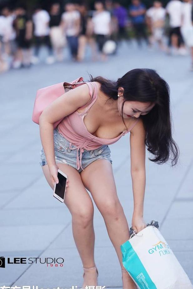 姑娘的东西拿的有点多，可能是拿不动了