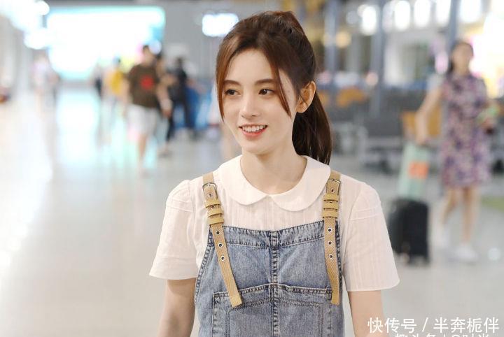  [少女感十足]小时候爱的娃娃领变成潮流神器，春天穿起来超减龄，少女范十足