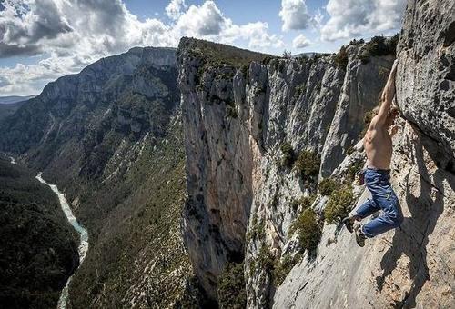 牛人在没有任何保护措施情况下 徒手攀爬152米垂直悬崖