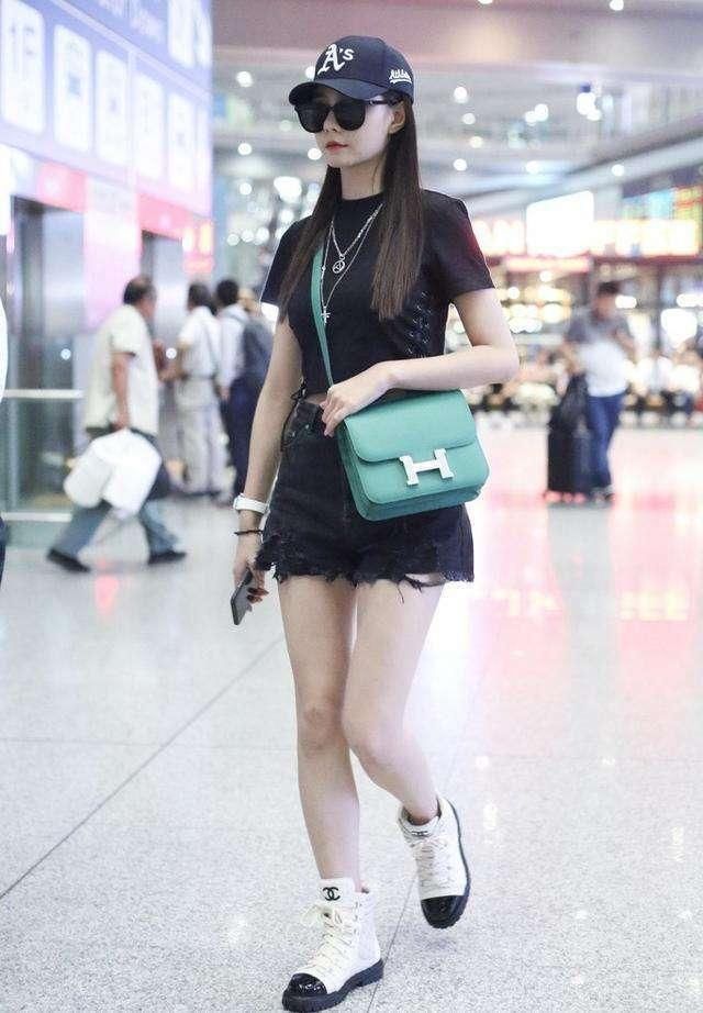 沈梦辰真是猛！穿的是牛仔短裤下面勒得太紧了 网友：根本遮不住