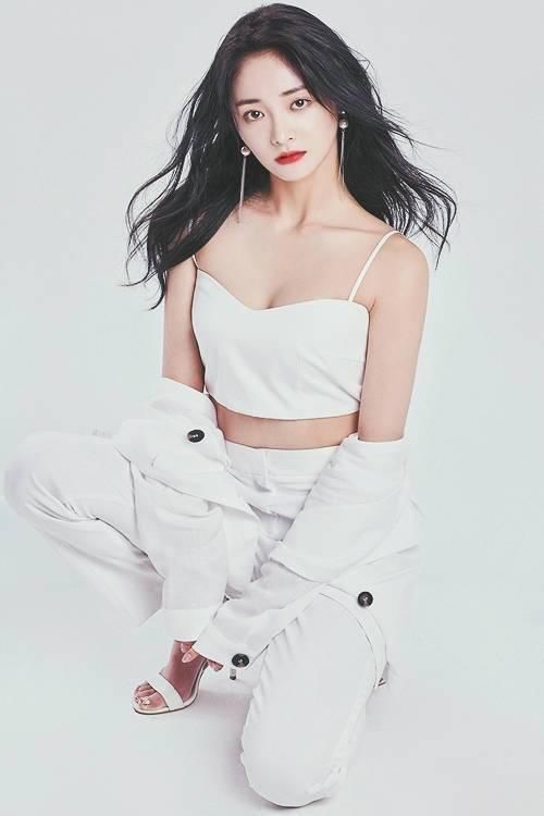 周洁琼只穿一件裹胸，也敢敞开上衣秀身材，腰上勒出来肉尴尬了！