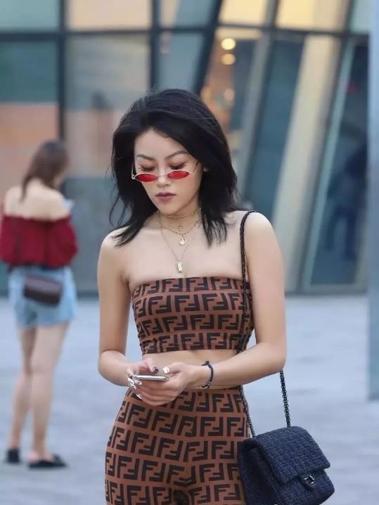 街拍:遇到一位紧身衣女孩，身材好苗条