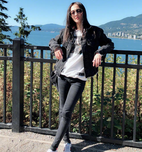 她曾是歌坛一姐,却被亲妈拉下水遭到雪藏,如今复出美得似精灵!