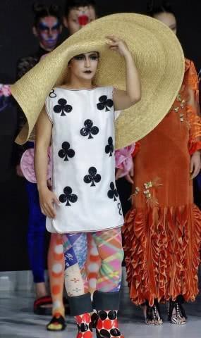 “小虎队”陈志朋时装周造型奇葩放飞自我,网友纷纷说道辣眼睛