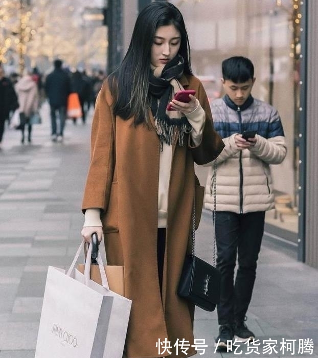  #美女#美女街拍：婀娜多姿的小姐姐，青春活力的打扮，时尚有型！