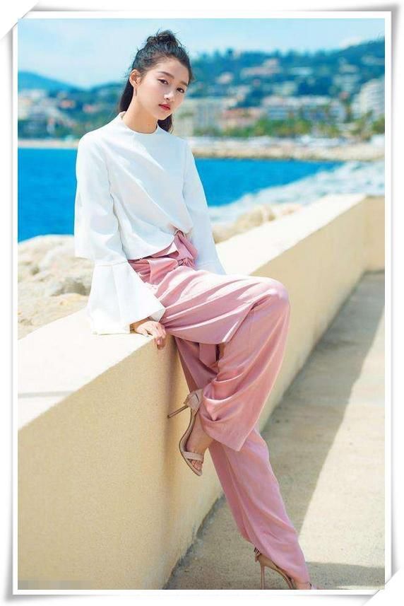 关晓彤和欧阳娜娜同穿短裙，网友：筷子腿还是擎天柱一目了然！