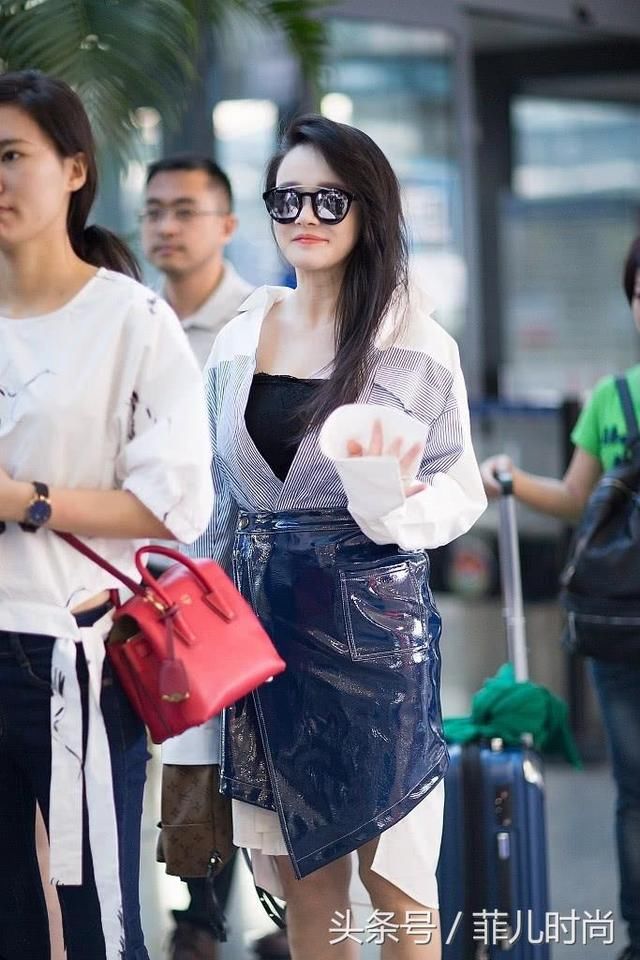 冉莹颖真疯狂！衬衫有扣子不系非要内衣外露，网友：一般人不敢穿