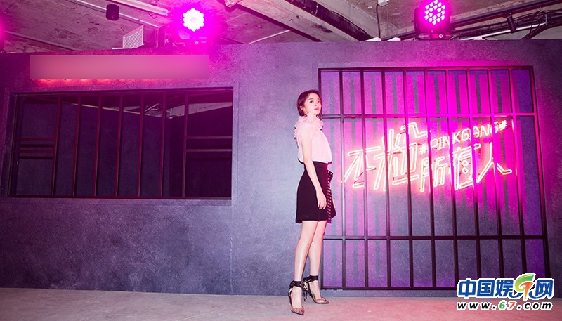 胡冰卿出席时尚活动 演绎甜美酷girl长腿抢镜