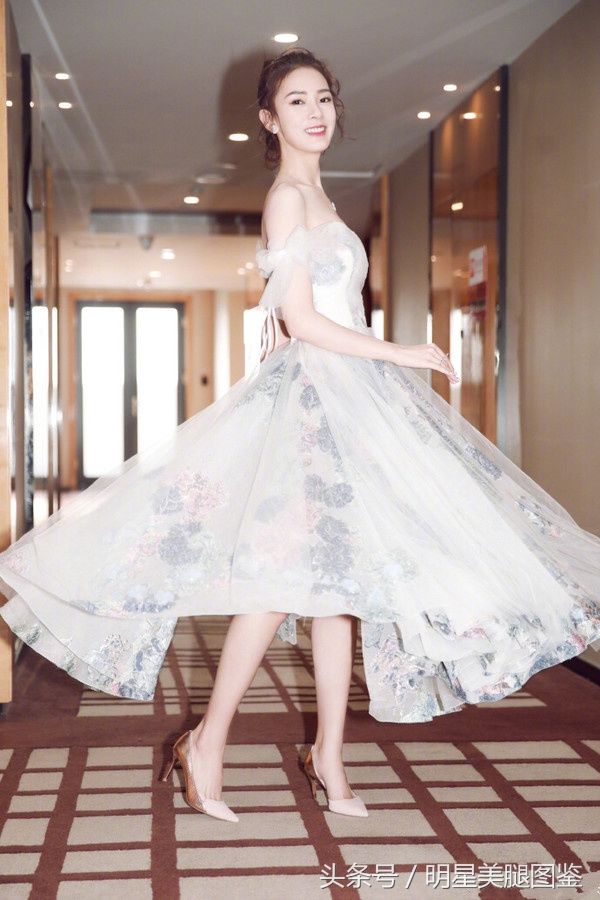 小脸美女陈瑶时尚写真，肤色是真的白 脸是真的小