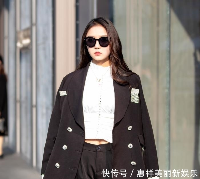 #紧身衣#街拍:国色天香的小姐姐,白蕾丝紧身衣配短裤,十分温婉甜美