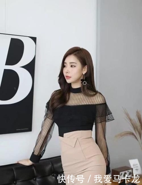  服饰：长发气质美眉，黑色蕾丝边上衣搭配一字裙，温柔又知性！