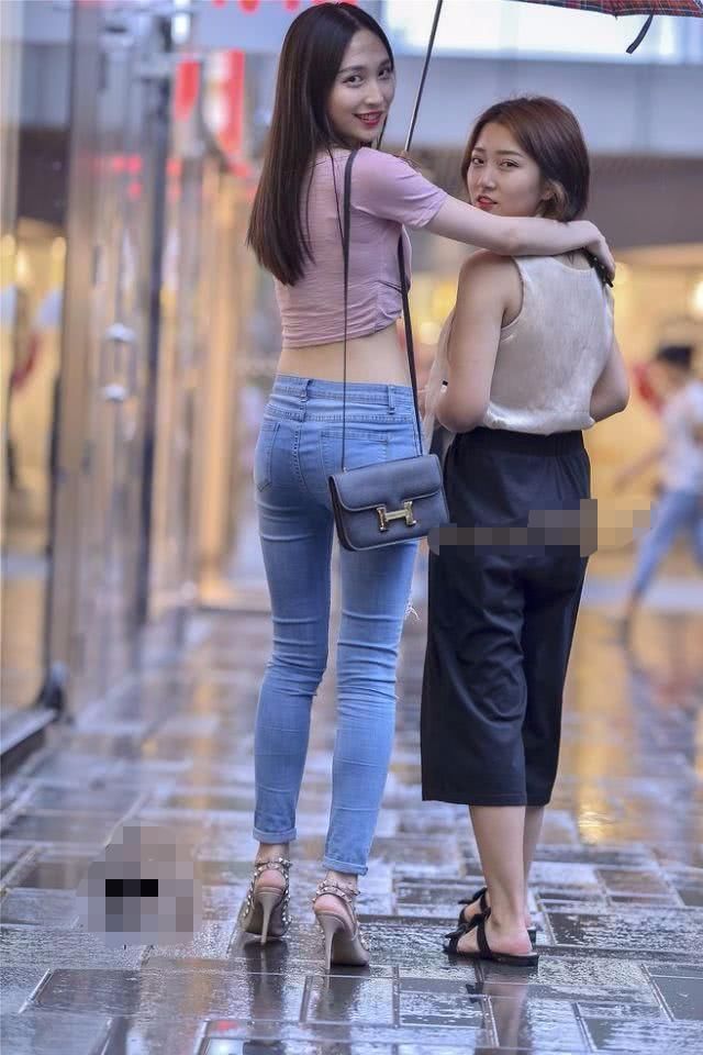 穿上修身裤的时尚美女回眸一笑，有没有倾国倾城的味道呢?