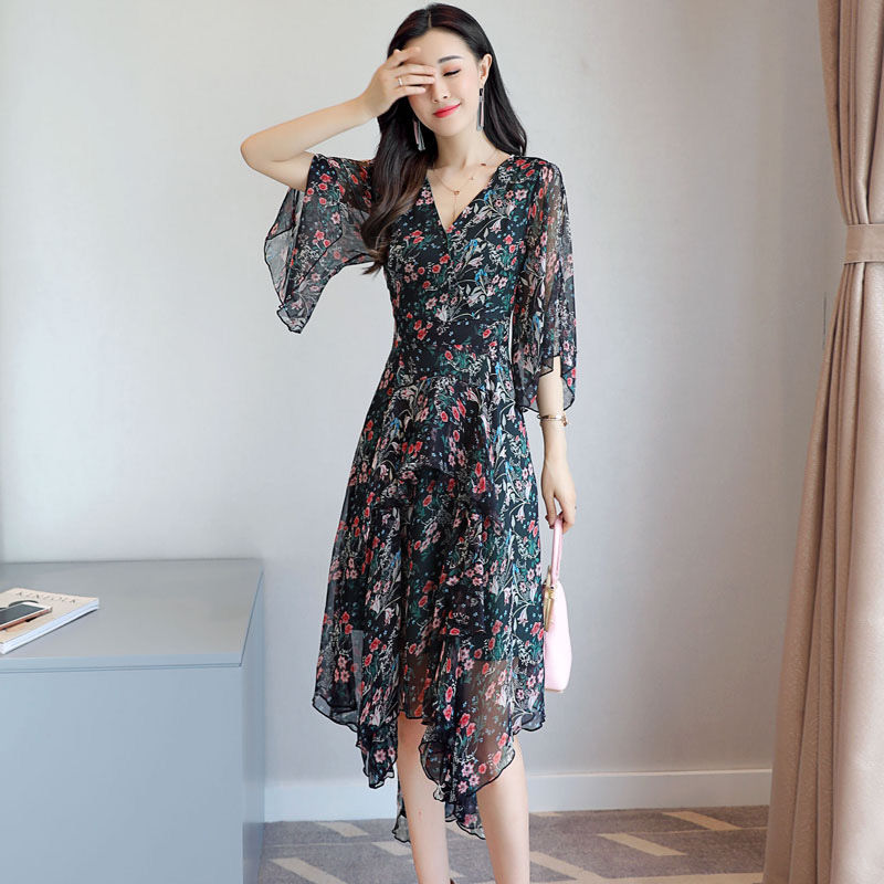 饭后散步，46岁妈妈就爱穿这“高雅裙”，美的路人频回头